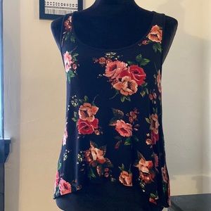 Super Cute Black tank top w/ open back 🥰🥰